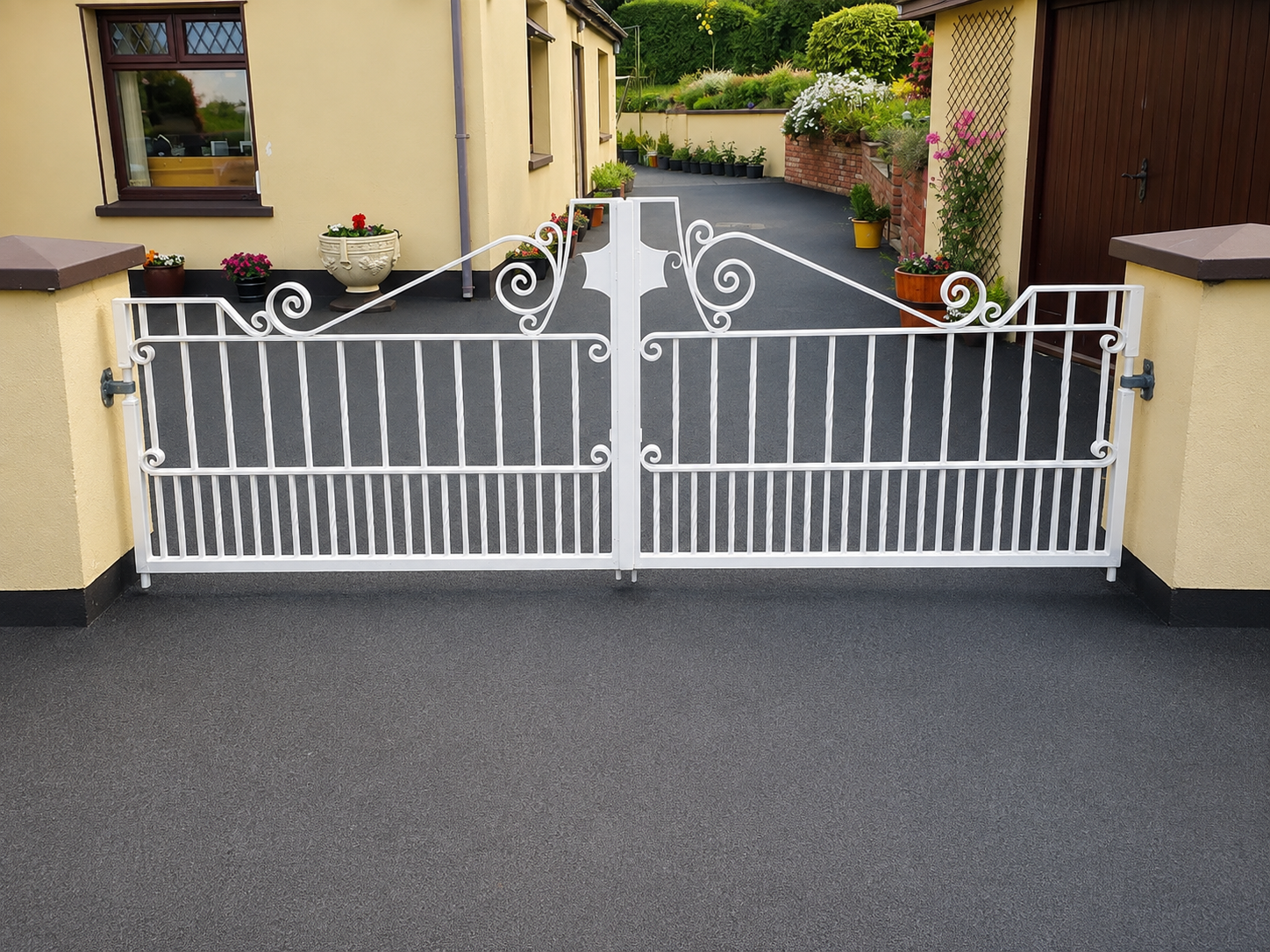 Traditional residential steel gate style fabricated by Marmion Engineering